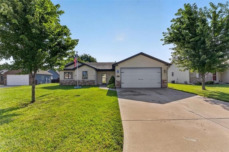 3023 N 157th St, Basehor, KS 66007