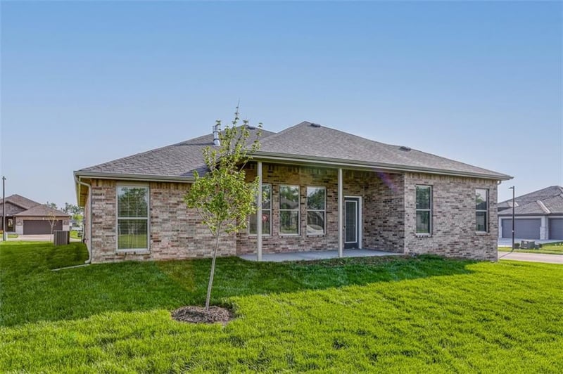 18430 W 195th Ter, Spring Hill, KS 66083