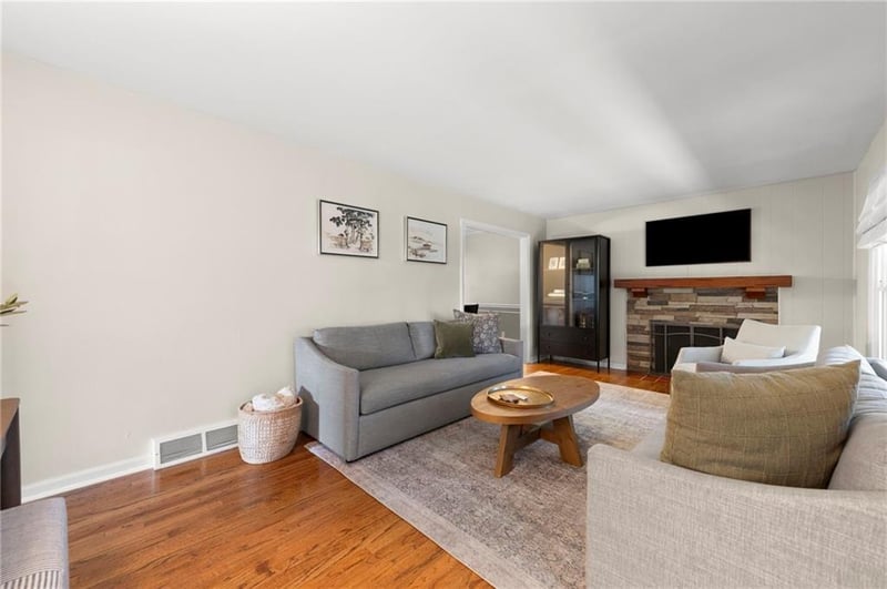 9025 Holly St, Kansas City, MO 64114