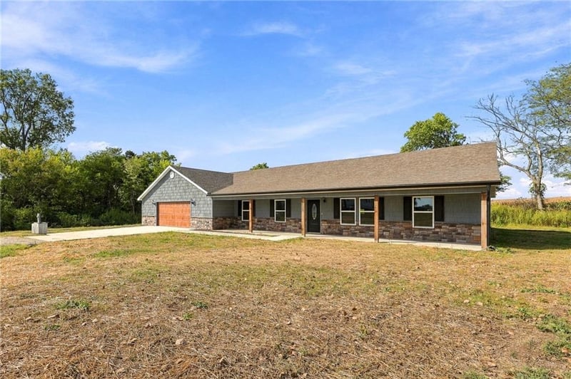 1152 Lafayette Dr, Odessa, MO 64076