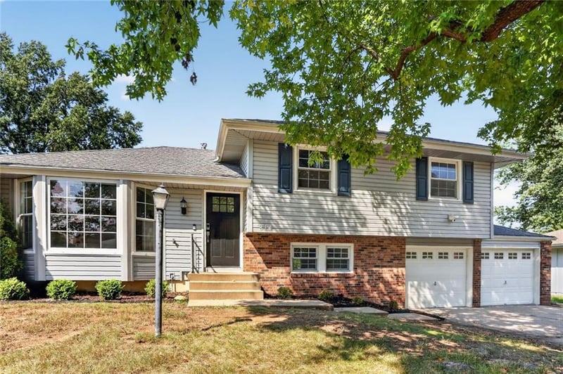 814 NE Mulberry St, Lee's Summit, MO 64086