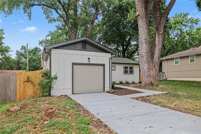 7216 Beverly St, Overland Park, KS 66204