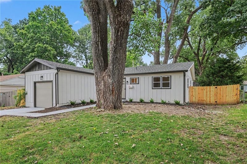 7216 Beverly St, Overland Park, KS 66204