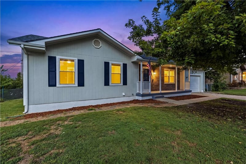 504 Younger Dr, Harrisonville, MO 64701