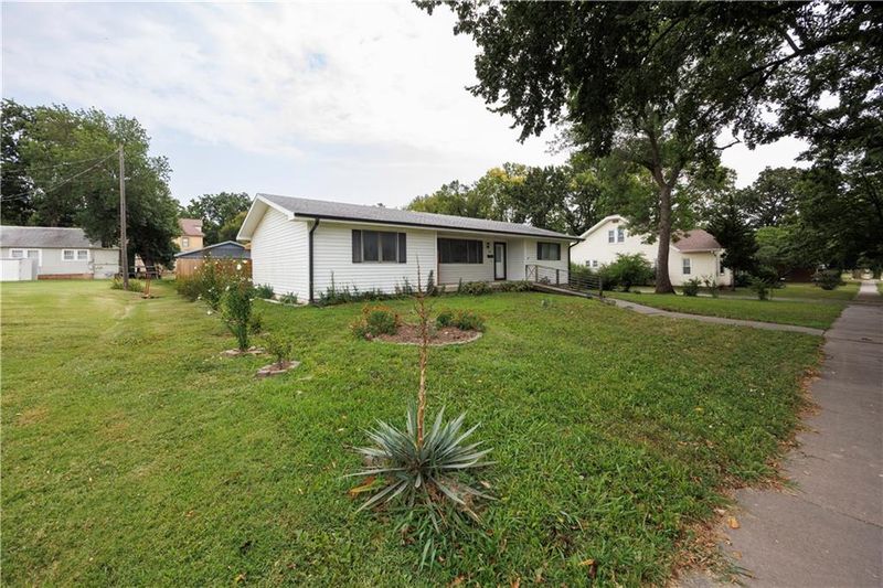 324 N 8th St, Fredonia, KS 66736