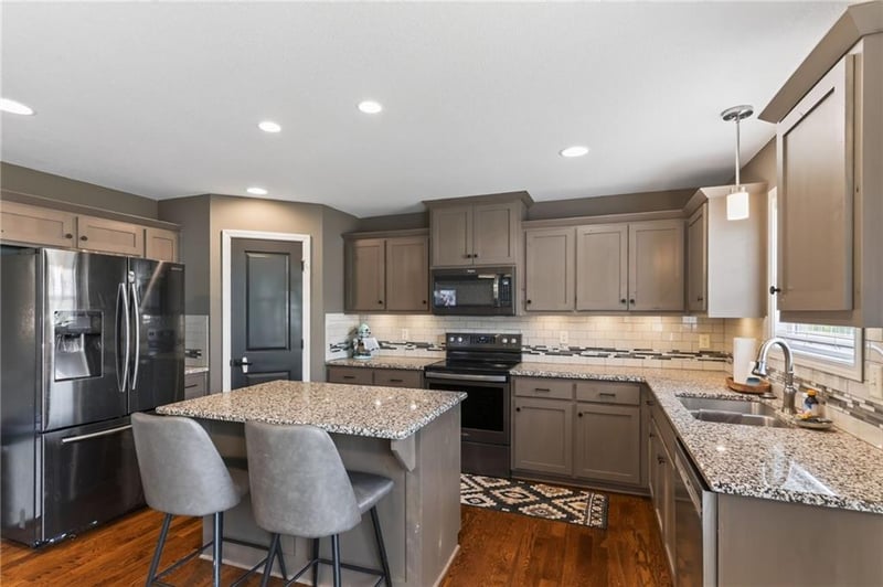 10006 E 212th St, Peculiar, MO 64078