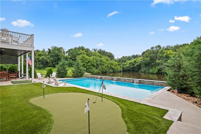 609 NE Persimmon Cir, Lee's Summit, MO 64064