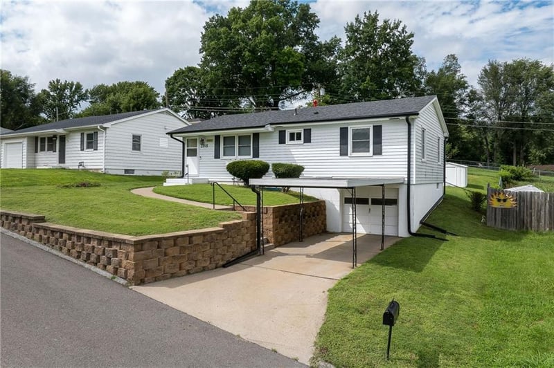 2705 Cedar St, St Joseph, MO 64503