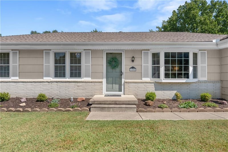 1202 E Willow Dr, Olathe, KS 66061