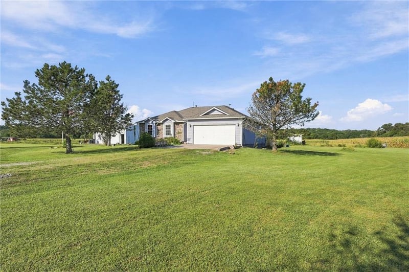 17363 247th St, Tonganoxie, KS 66086