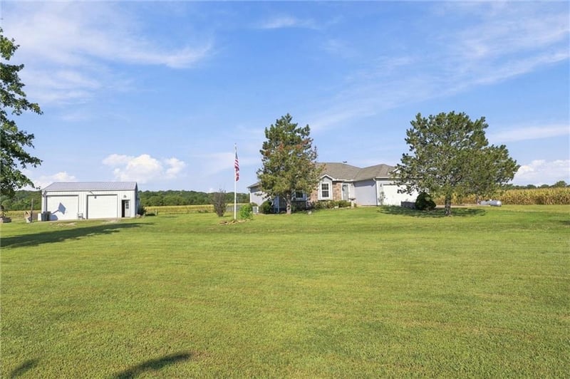 17363 247th St, Tonganoxie, KS 66086