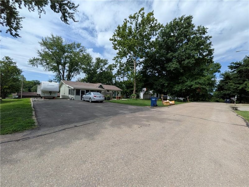705 Park St, Oskaloosa, KS 66066
