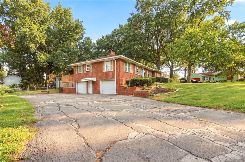 10711 W 67th St, Shawnee, KS 66203
