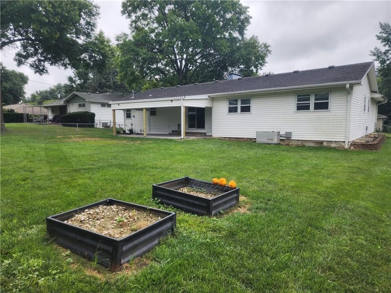 3317 Auburn Dr, St Joseph, MO 64506