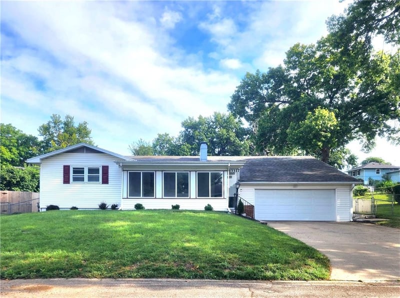 3317 Auburn Dr, St Joseph, MO 64506