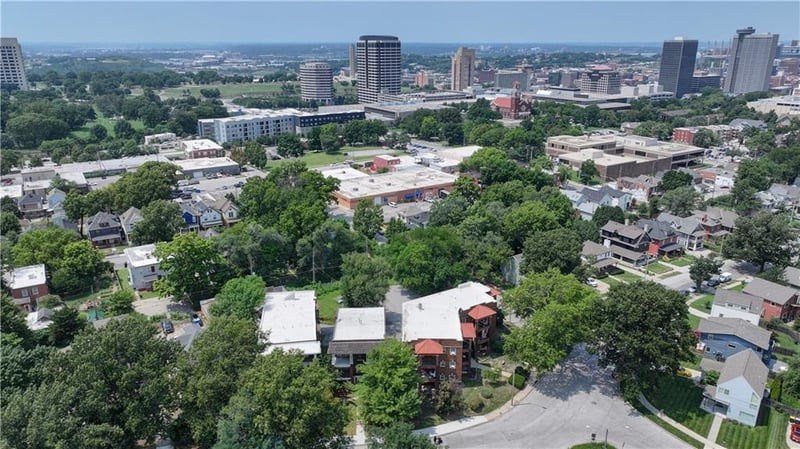 2734 Charlotte St, Kansas City, MO 64109