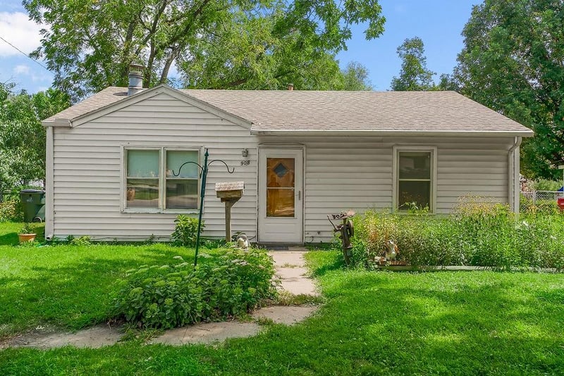 908 S Troost St, Olathe, KS 66061