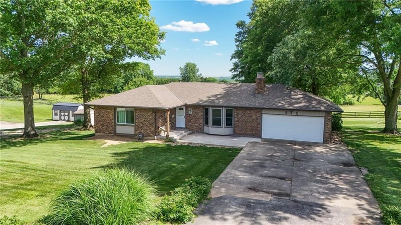 815 Kouns Ln, Edwardsville, KS 66111