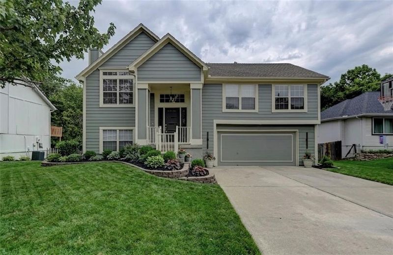 900 SW Daney Dr, Lee's Summit, MO 64081