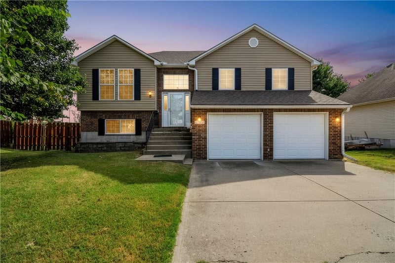 1309 Cloverleaf Ct, Warrensburg, MO 64093