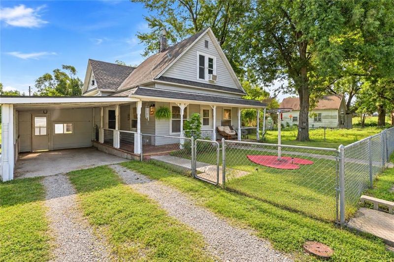 1869 S Broadway St, Amoret, MO 64722
