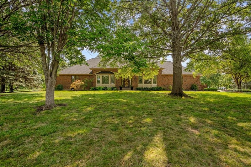 18275 Canterbury Rd, Stilwell, KS 66085
