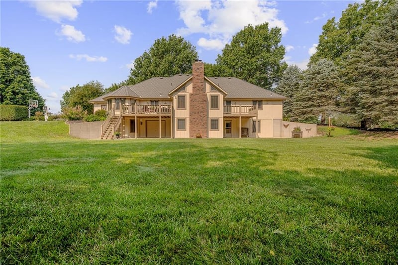 18275 Canterbury Rd, Stilwell, KS 66085
