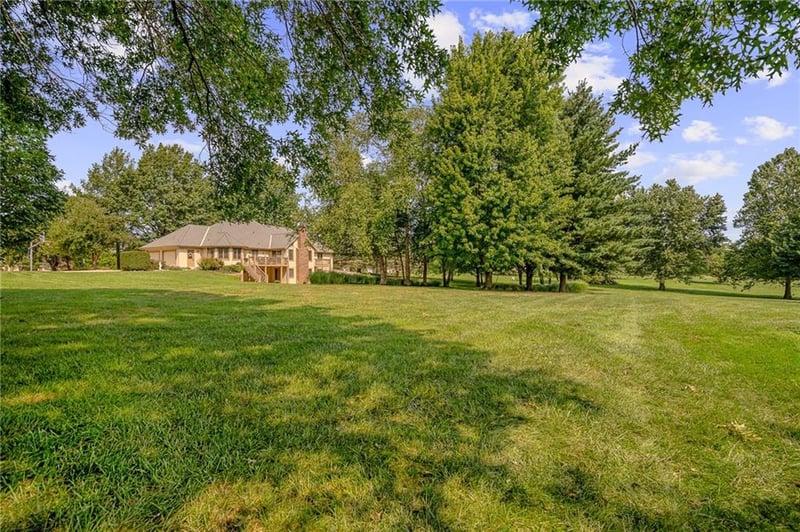 18275 Canterbury Rd, Stilwell, KS 66085