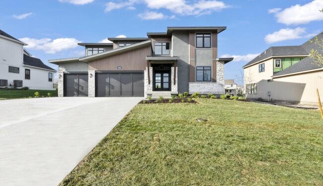 22041 W 99th Ter, Lenexa, KS 66220