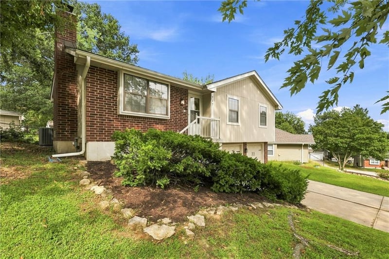 717 SE Parkwood Ct, Blue Springs, MO 64014