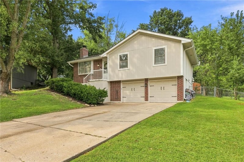 717 SE Parkwood Ct, Blue Springs, MO 64014