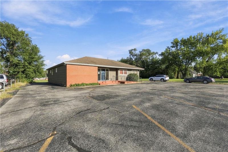12505 Grandview Rd, Grandview, MO 64030
