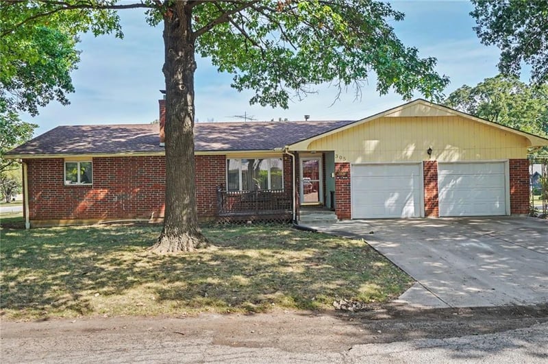 305 E Monroe St, Garnett, KS 66032