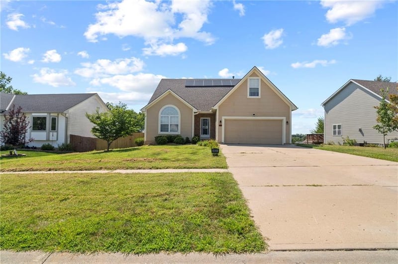 405 Hillcrest St, Lansing, KS 66043