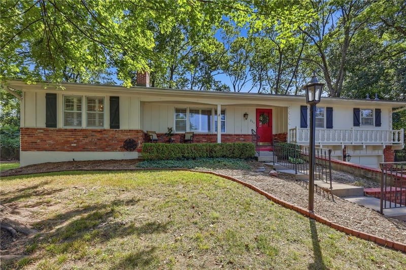 211 W 104th Ter, Kansas City, MO 64114