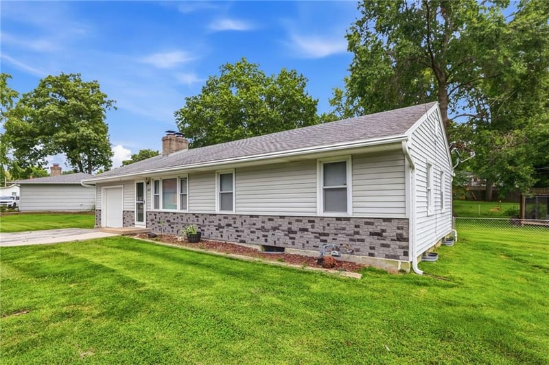 6807 N Brookside Rd, Pleasant Valley, MO 64068