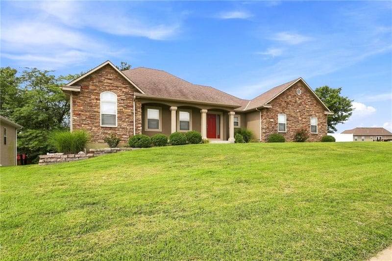 628 Oakmont Dr, Warrensburg, MO 64093