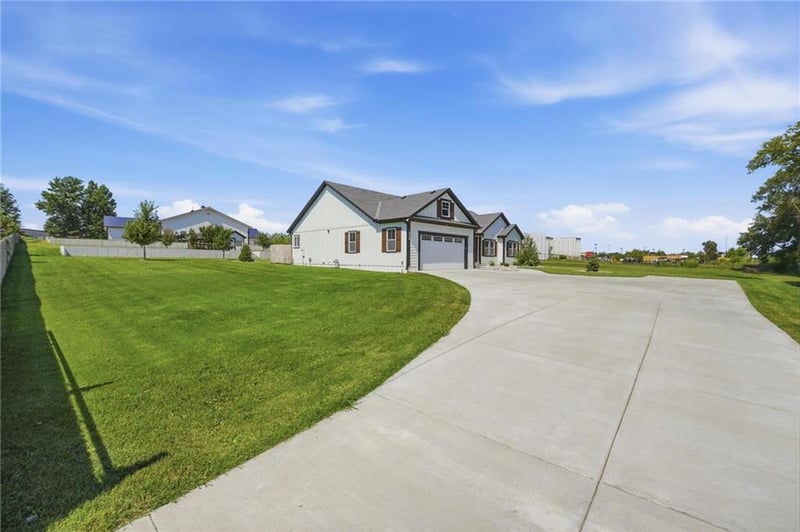 15928 E Cogan Ln, Independence, MO 64050