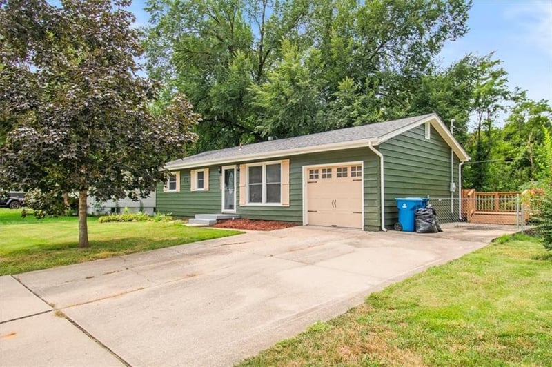 1002 S Main St, Liberty, MO 64068