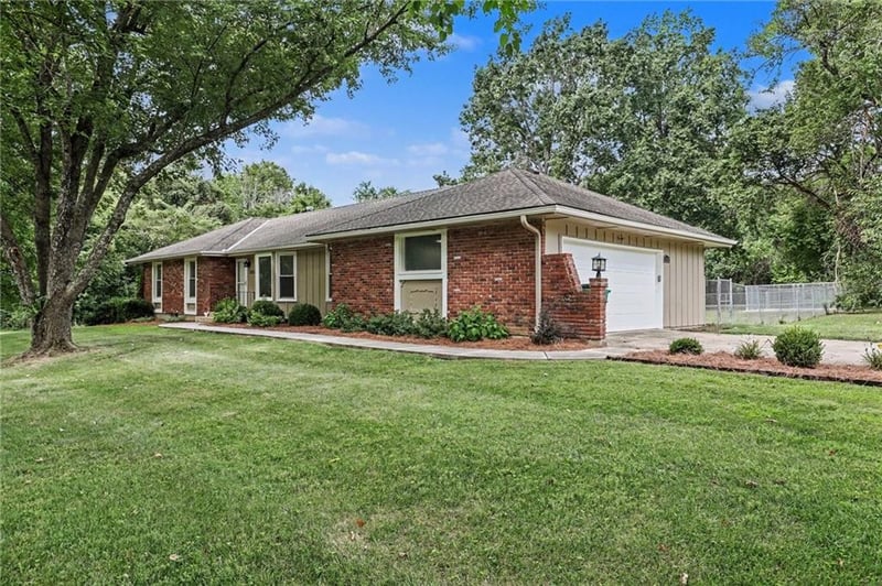 25322 Lone Pine Dr, Cleveland, MO 64734