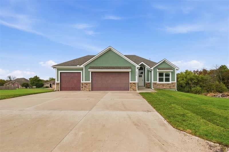 12417 Black Oak Cir, Peculiar, MO 64078