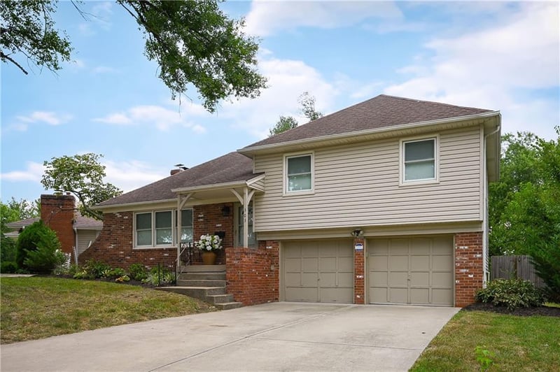 303 SW Pinnell Dr, Lee's Summit, MO 64081