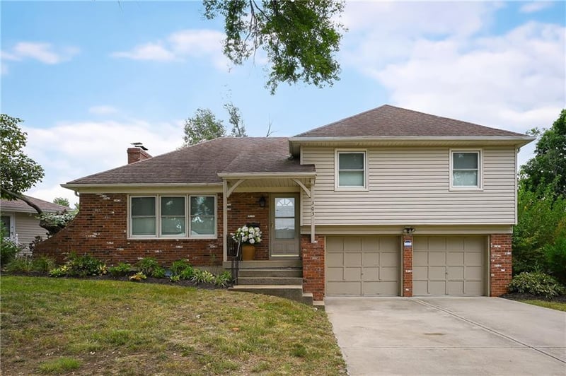 303 SW Pinnell Dr, Lee's Summit, MO 64081