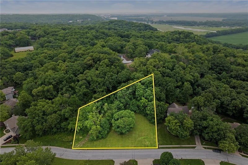 L 106 River Hills Dr, Parkville, MO 64152