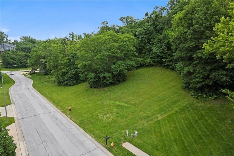L 106 River Hills Dr, Parkville, MO 64152