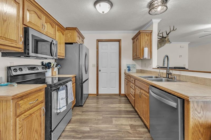 411 E 6th St, Cameron, MO 64429