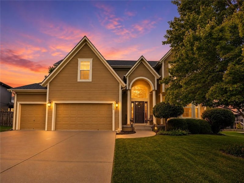 2220 Hawk View Rd, Lee's Summit, MO 64082