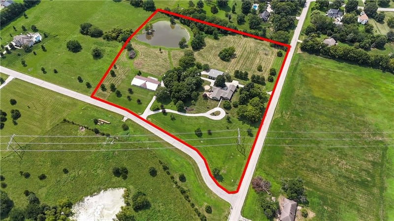 19960 Briar St, Stilwell, KS 66085
