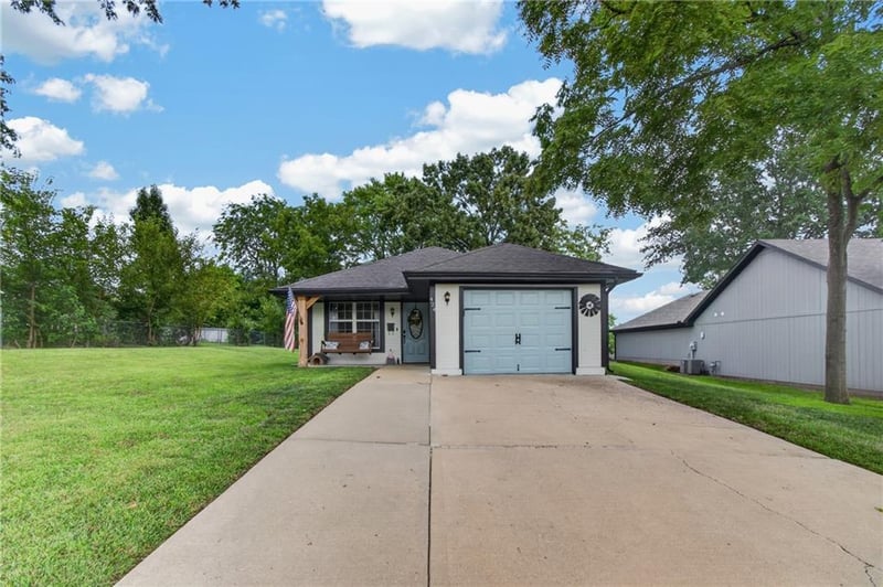 424 N Armstrong St, Pleasant Hill, MO 64080