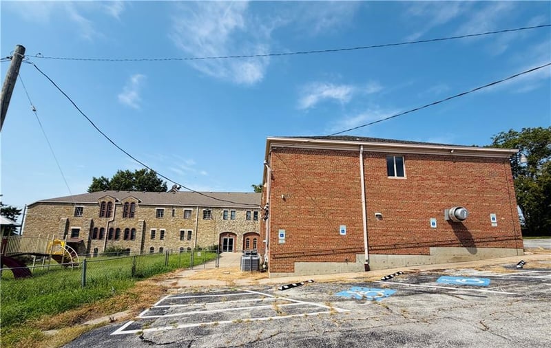 5809 E Red Bridge Rd, Kansas City, MO 64134